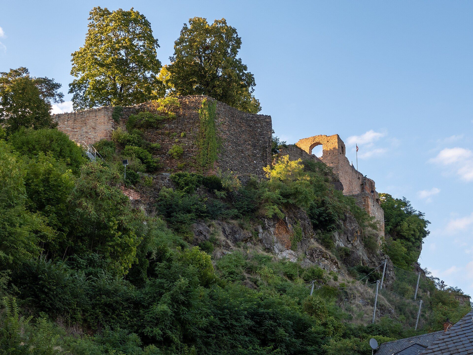 Burg Saarburg im Abendlicht