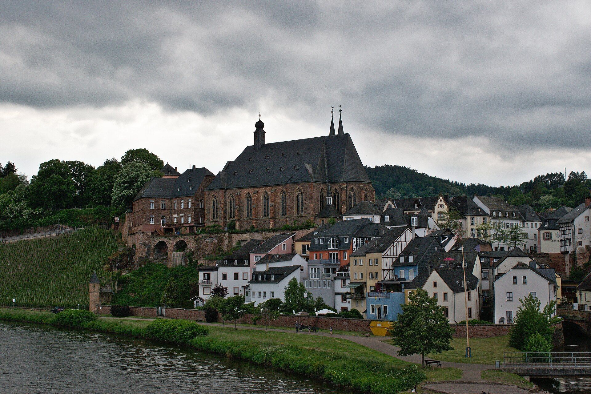 Kirche St. Laurentius und Altstadt von der Saar aus gesehen